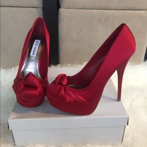 “Catwalkk” by Steve Madden (Red Satin Heels) 👠